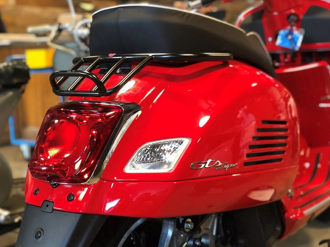 Portapacchi / maniglione passeggero posteriore anni '70 per Vespa GTS/​GTV/GT 125-300ccm 4T LC, nero lucido