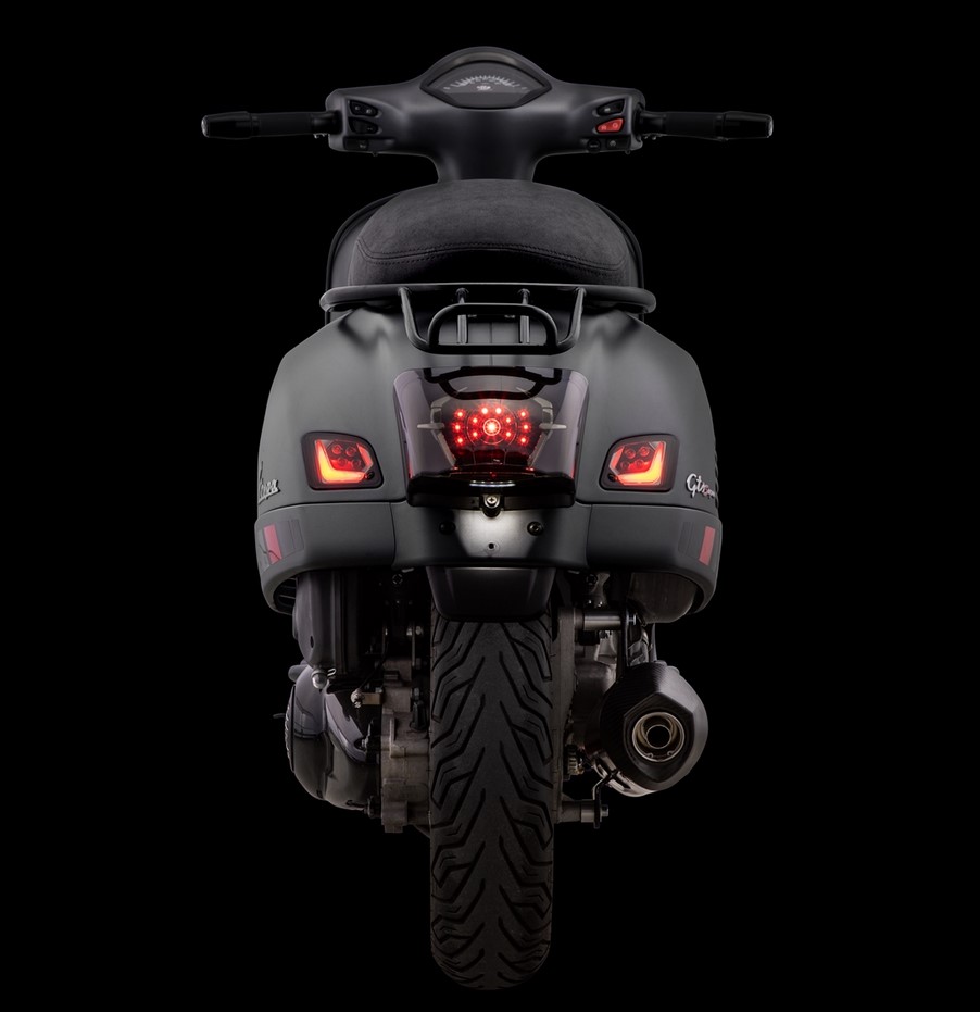 Portapacchi / maniglione passeggero posteriore anni '70 per Vespa GTS/​GTV/​GT 125-300ccm 4T LC, nero opaco