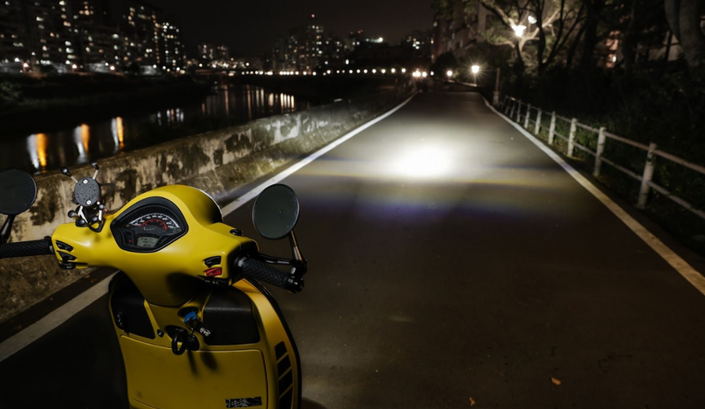 Faro anteriore "Black Edition" LED per Vespa GTS/​GTS Super/​GT/​GT L 125-300ccm ('03-'18)