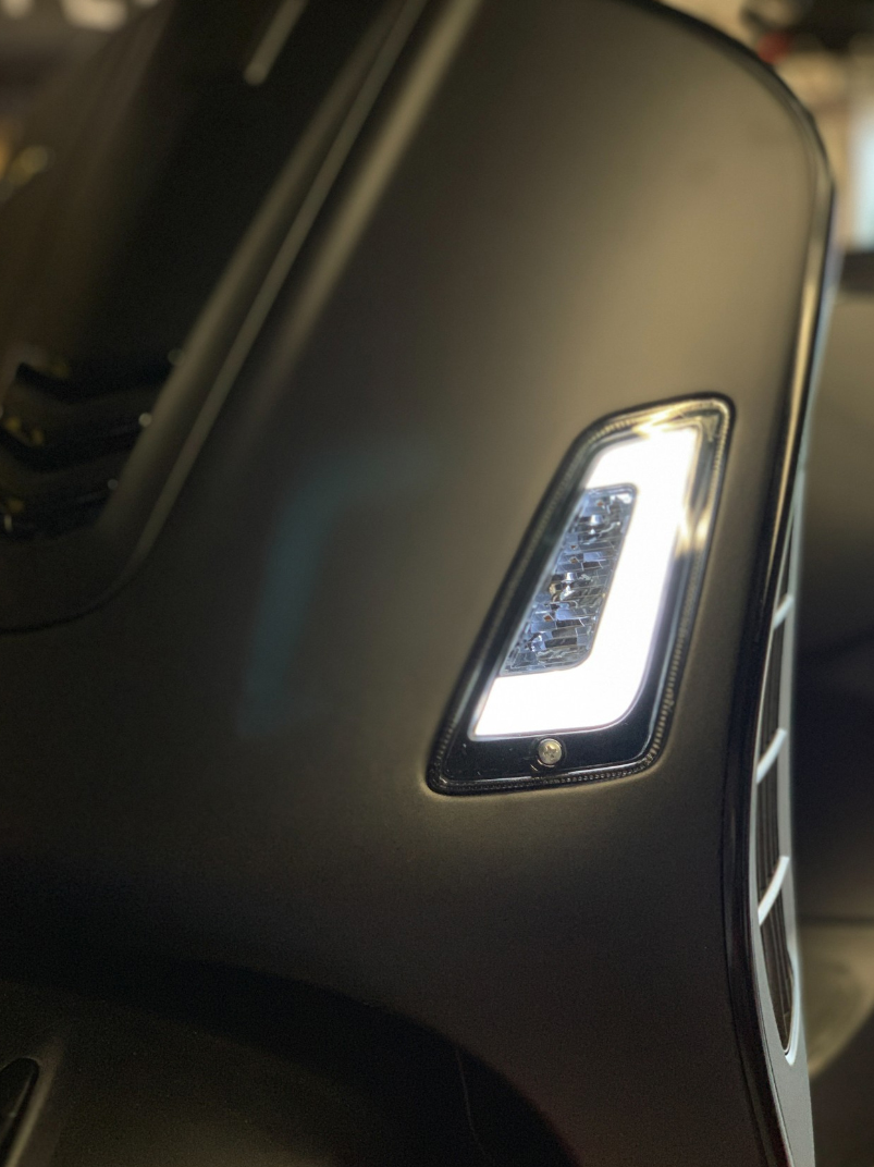 Kit frecce a LED anteriori, colorate per Vespa GT, GTL, GTV, GTS 125-300 (2014-2018)