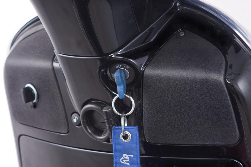 Copri vano bagagli sinistro con accendisigari 12V per Vespa GTS/​GTS Super/​GTV/​GT, nero