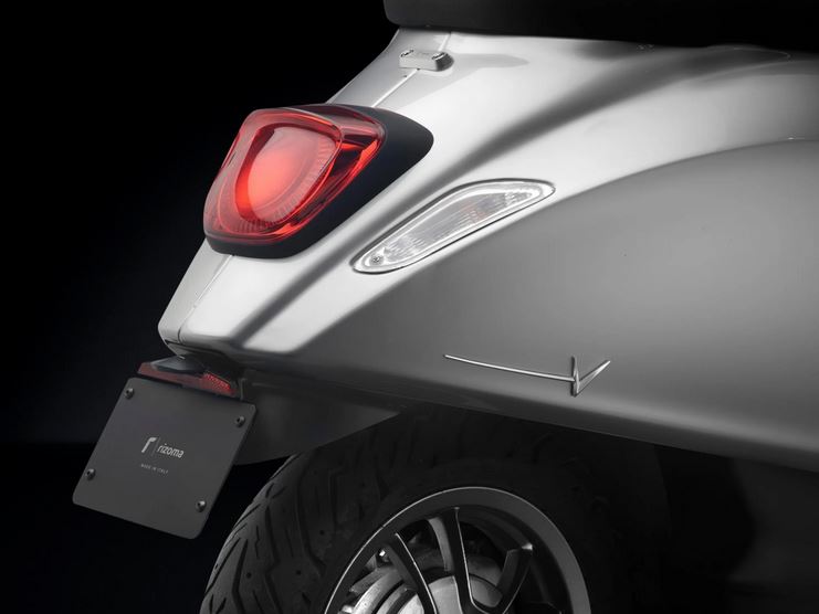 Scritta laterale RIZOMA per Vespa Primavera/Sprint/Elettrica, argento