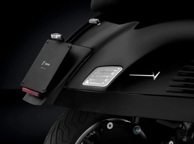 Scritta laterale RIZOMA per Vespa GTS/GTS Super/GTV, argento